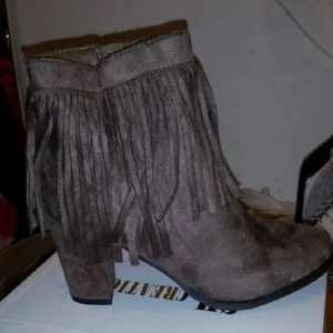  - Helt nya stövletter i strl 38. Liten i strl.