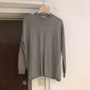  - ⭐️Polotröja från Monki med slitsar i sidan. Strl S Tar swish, kan mötas upp i stan. Köparen står för frakten.