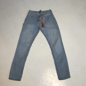  - ⭐️ljusblåa skinny jeans med mellanhög midja Strl 40 Tar swish, kan även mötas upp i stan. Köparen står för frakten.