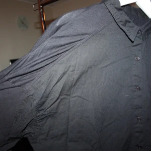  - Helt oanvänd skjorta från Carlings. Storlek large. Mjukare tyg på baksidan, stretchigt och lite transparant  Frakt kostar 40kr Kan mötas i Vallentuna, Täby C, Östermalmstorg eller Vällingby C :)