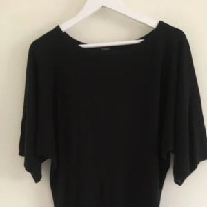  - Tightare vid midja vilket gör den kvinnligare 