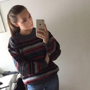  - Riktigt skön tröja! Skulle säga att den passar alla storlekar beroende på hur man vill att passformen ska vara!  😊😊😊😊