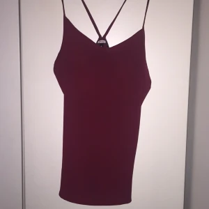  - Vin rött strap linne från bikbok 