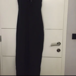  - Klänning från nelly, säljer endast för att den råkar vara lite stor på mig. Storleken är XS men jag tycker att den passar S bättre. Helt ny och aldrig använd. Tar endast emot kontanter och kan mötas upp i Stockholm eller frakta. Observera att jag är extremt liten och den kan passa dig även om du har XS :) (kan även skicka bild när jag har på mig den om man hör av sig till mig)