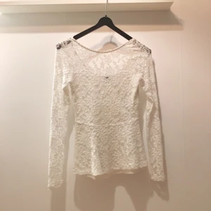  - Peplum-tröja i spets. Från Gina tricot, bra skick!