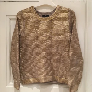  - Guldig tröja från H&M, storlek M. Fint skick!