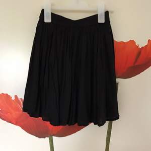 Snygg somrig svart kjol köpt ifrån Gina Tricot. Köpare står för frakten och köpt är köpt