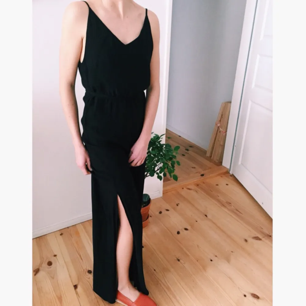 Black evening dress with a V-cut in the front and back. Falls beautifully over your body. It has a side slit! 100%polyamide. From the Berlin based brand Ivy & Oak. NEW with Etiquette.. Klänningar.