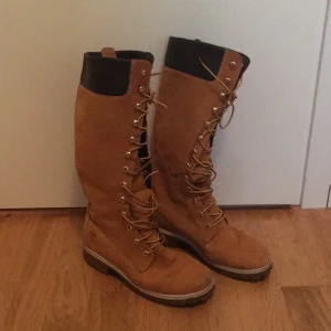  - Skor använda en vintersäsong, funkar bra både höst, vinter och vår. 