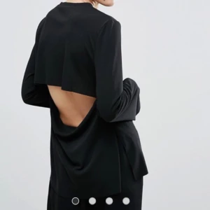  - Weekday-top. Helt ny och oanvänd, är som på bilarna. Säljer för att jag vill ha en större storlek! Nypris är 350kr så det är ett riktigt kap!