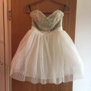  - Helt oanvänd fest/balklänning med lapparna kvar