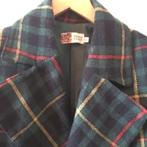  - Rutig vårkappa. Liten storlek 38. Passar mig som är 34-36. Upphämtas i Göteborg eller skickas mot att köparen betalar frakten. 