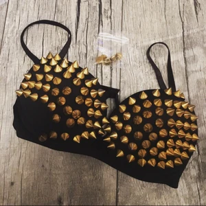  - Spike/nit - bh i strl 75B, den är endast testad & sen har den förlorat några nitar liggandes i garderoben... men har en påse med nya reserv nitar som man kan sy på så blir den som ny igen! 😄 40kr + ev. frakt 📦 Hämtas i Kristianstad eller Karlshamn 🖖🏻