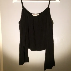  - Axellös. Frakt inräknad. Passar upp till M som jag är. 