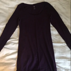  - Basic mörklila lång tröja, strl M. 20 kr