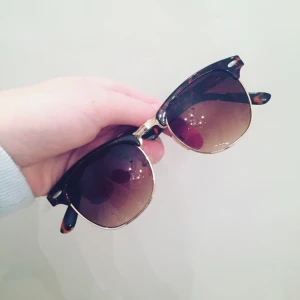  - Brun/guldiga solglasögon säljes🌸