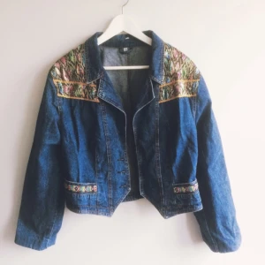  - Drömmig jeansjacka, inköpt secondhand men aldrig blivit använd! Längtar efter en bättre ägare!! Knappar saknas tyvärr, men går lätt att sy dit om så önskas!