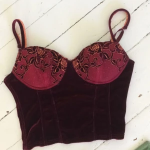  - Vinröd sammets Bralette/top med brodyr. Vintage! Den är ej storleksmärkt men skulle säga att den är en small med b-kupa. Den är även ställbar i ryggen och i banden så den gör att göra lite mindre/större. Köparen står för frakt🌸