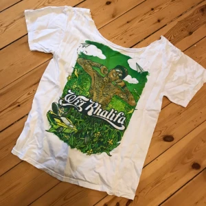  - Wiz Khalifa T-shirt som är klippt uppe vid halsen! 
