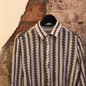  - Härlig sommar skjorta från boohoo.com, tunt material och oversized. Perfekt till ett par skjorts på sommarn med bara bikini under eller på hösten till höga jeans! 

Inte genomskinlig men lätt o skön! 