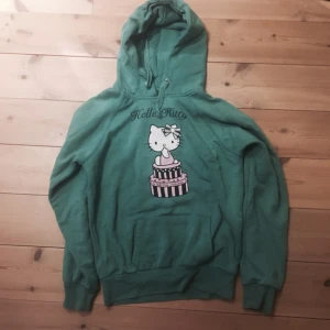  - Grön Hello Kitty hoodie från bikbok