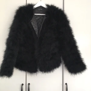  - "Pälsjacka" från Viva Nilla. Passar storlek 38/40/42. Har fem osynliga knappar som går att få igen jackan.
Köparen står för frakten.
