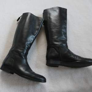 VERO CUIODIO superfinna under knee boots 👢  ÄKTA läder !  Made in ITALY!  Använd ett fåtal gånger  I jättefin skick! *Köparen står för frakten annars kan hämtas * 500kr