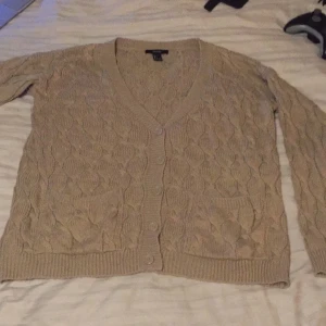  - Mysig stickad tröja i lite oversize-modell i mycket fint skick från Forever21.

Jag kan frakta eller mötas upp. Vid frakt står köparen för porto. 
Pris kan diskuteras vid snabb affär.

