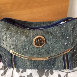  - En snyg liten väska med jeans material. 2 år gammal. 