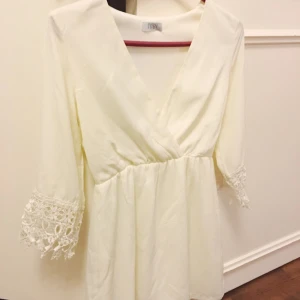  - Fin klänning som är kort i längden med väldigt fina armar.