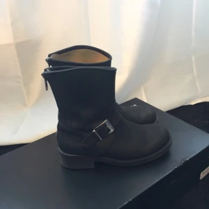  - Johnny Bulls med silvrig dragkedja i bak, nypris 1400kr