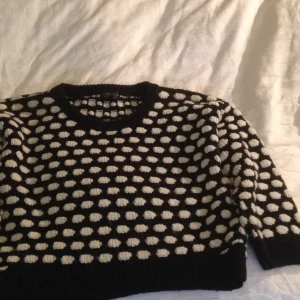  - Tröja från Topshop, kort i midjan, trekvarts arm.  Köpt Second hand. 