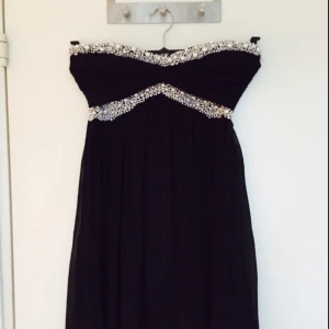  - Tjusig "lilla svarta". Pärldetaljer vid bröstet och perfekt till en finare tillställning! Använd en gång. 
