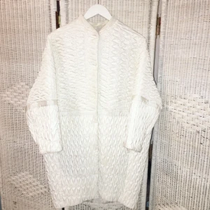  - Urrrrrrrfin vit kappa från H&M 💞 Jag har haft den i kanske 2 år men använde den några gånger förra hösten bara... Så himla bekväm och snygg men it is time to say goodbye 😭

FRI FRAKT 💌