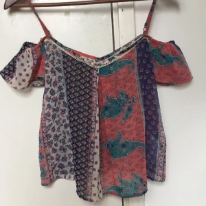  - Somrig top med festival feel från berhska. Off shoulder, med reglerbara axelband. Storlek XS. 