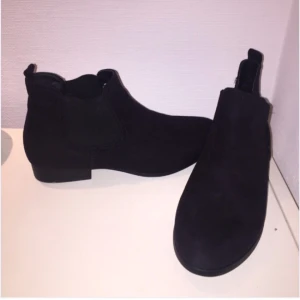  - Helt nya skor, passade inte så säljer de vidare då jag tappat bort kvittot.

Finns i Malmö men kan skickas mot fraktkostnaden 😊