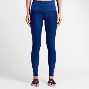  - Oanvända Nike Sculpt träningstights i storlek small. Man får världens bästa rumpa i dom och håller in magen ordentligt :)  