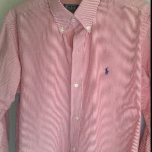  - Röd/vit skjorta från Ralph Lauren
Nypris: 1100 kr