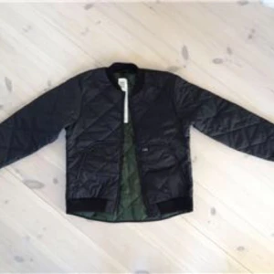  - Hej,

jag säljer en HELT ny jacka.
Jackan är i storlek M, svart med grönt foder, stängs med dragkedja i fram, är quiltad och har muddar i halsringning och ärmslut samt har två fickor.

Hör av dig om du undrar något!