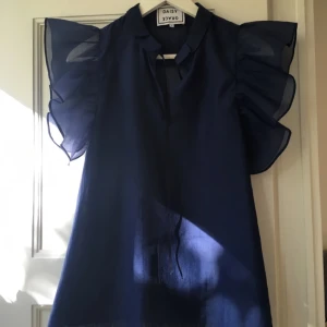  - Daisy Grace Fly Away top, levereras i sin Box, aldrig använd då jag tyvärr köpte fel storlek.
Storlek Small
Mitt pris 400 kr
Ord.pris 795 kr 

Kan skicka men mottagaren står då för frakten annars kan vi mötas upp i Stockholm!