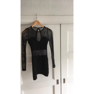  - Asball klänning från Humana. Har några skavanker men inget som syns. Köparen står för eventuell frakt😚