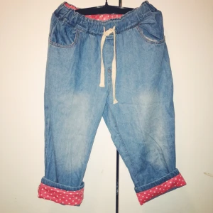  - Lite Oversize jeans med längden ner till under knäna.
Frakt 50kr.
Swish eller mötas upp i Strängnäs.