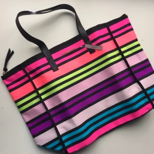  - Härlig och rymlig väska från Victoria's Secret. Perfekt för tillexempel träningskläder eller som strandväska. Aldrig använd och prislappen och skyddspappret sitter kvar. 
Nypris: $85 (700 kr) 
Ungefärligt mått: 55x47 cm

Kan mötas upp i innerstan, Täby eller Vaxholm. 