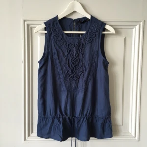  - Vacker topp från det spanska märket Sfera. Oanvänd och har prislappen och extraknappen kvar. Säljs då den är fel storlek för mig.   Kan mötas upp i innerstan, Täby eller Vaxholm. 