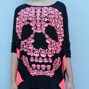  - Oversize dödskalle-tröja från Talkingclothes. Älskad och använd med några pyttesmå hål men fortfarande bra skick! Andra bilden är bakifrån. Frakt ca 25 kr.