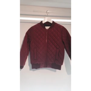  - Quiltad bomber jacka
Storlek xxs 