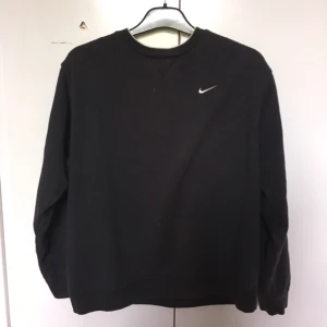  - Svart nike-tjocktröja. Vit kant i kragen.