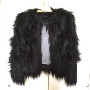  - Fakefurjacka, långhårig svart. Jättemysig och lagom varm