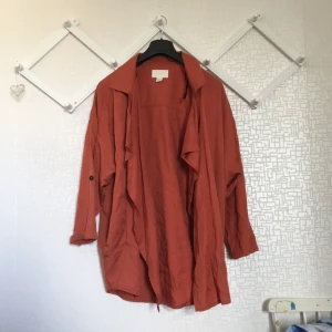  - Tunn "jacka" från HM conscious, jätteskön att ha på våren/tidig höst! Använd ca 5 ggr. Originalpris: 299 kr