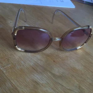  - Fina stora vintage solglasögon, av plast med metalldetaljer. Märket Ted Lapidus.